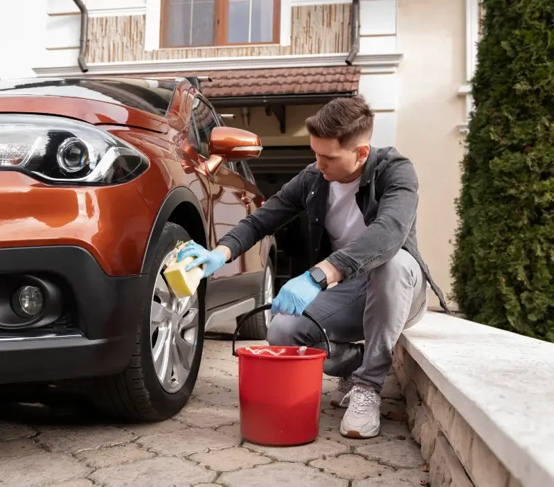 Lavage auto à domicile Soumont-Saint-Quentin : professionnel intervenant sur un véhicule